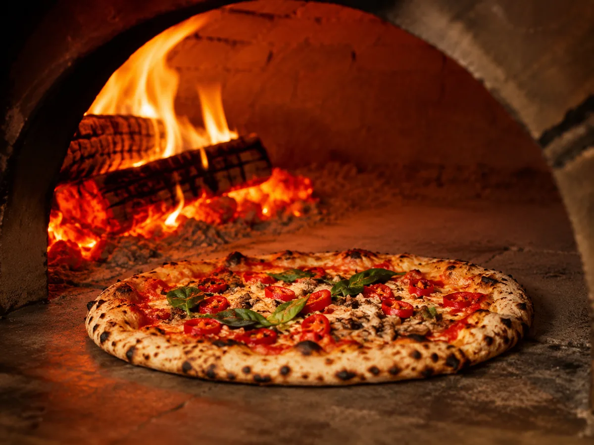 Pizza en cuisson dans le four